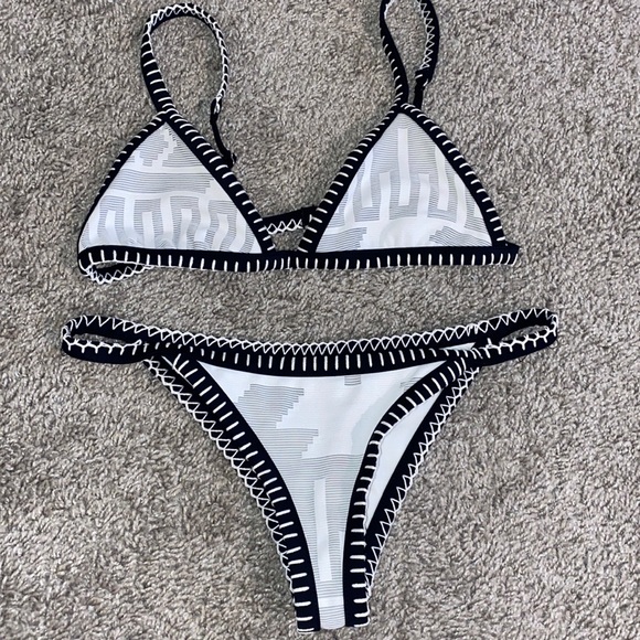 Elle Jay Bikini - Picture 1 of 5